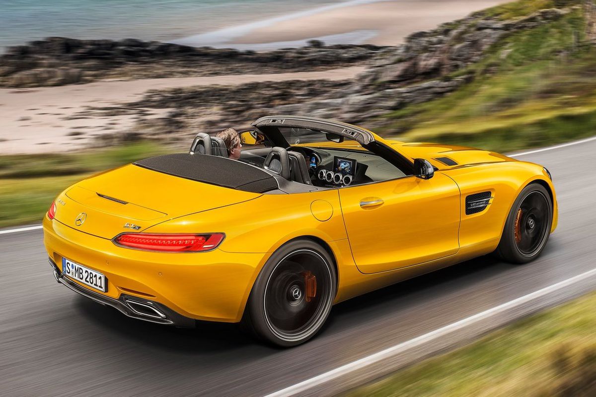AMG GT S Roadster jazdí na 19-palcových diskoch...