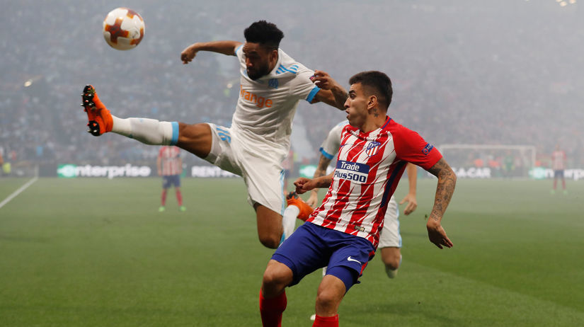 Jordan Amavi (Marseille) a Angel Correa z...