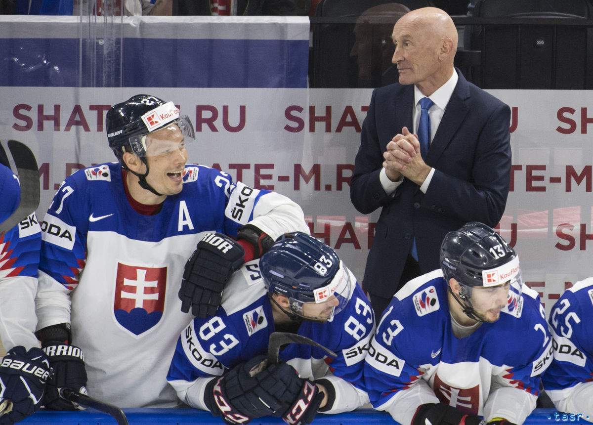 Craig Ramsay na slovenskej striedačke počas MS...