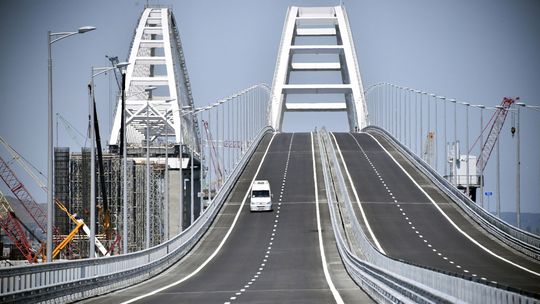 Za most na Krym draho zaplatíte, odkázal Kyjev Moskve. Rokuje o sankciách
