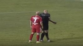 VIDEO: Fraška v boji o Európu. Rozhodca si vymyslel penaltu, polícia ho zatkla
