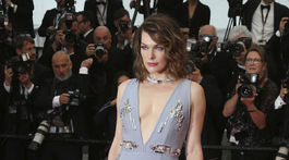 Herečka Milla Jovovich prišla na premiéru filmu Burning v kreácii Prada. 