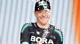 Bora oslavuje po zdrvujúcom finiši Bennetta, v ružovom naďalej Yates