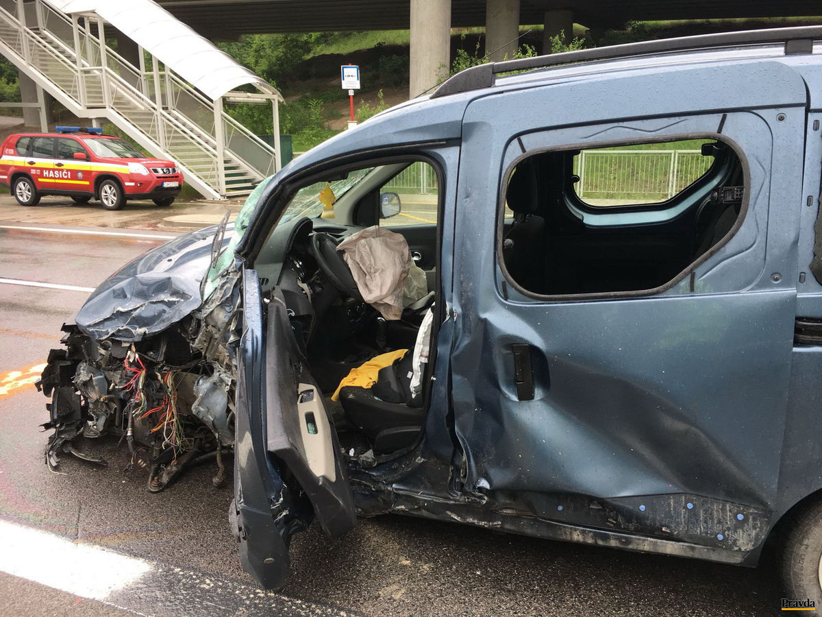 Auto poškodené po zrážke s vozidlom dopravnej...