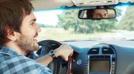 Keď ide o jeho auto, žarty aj nemiestne otázky bokom!