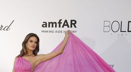 Brazílska modelka Alessandra Ambrosio predvádzala svoje šaty veľkolepo. 