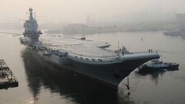 Číňania úspešne otestovali prvú lietadlovú loď vlastnej výroby