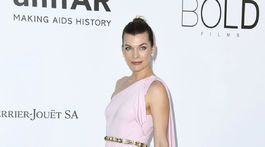 Herečka Milla Jovovich prišla na akciu amFAR v kreácii Chanel. 