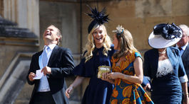 Chelsy Davy (v strede), bývalá priateľka princa Harryho, dostala pozvanie na svadbu tiež. 