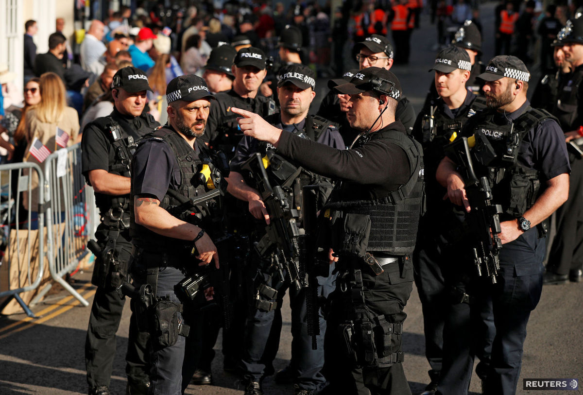 Policajné hliadky v okolí hradu Windsor.