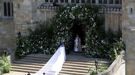 Meghan Markle v svadobných šatách prichádza do kaplnky svätého Juraja. 