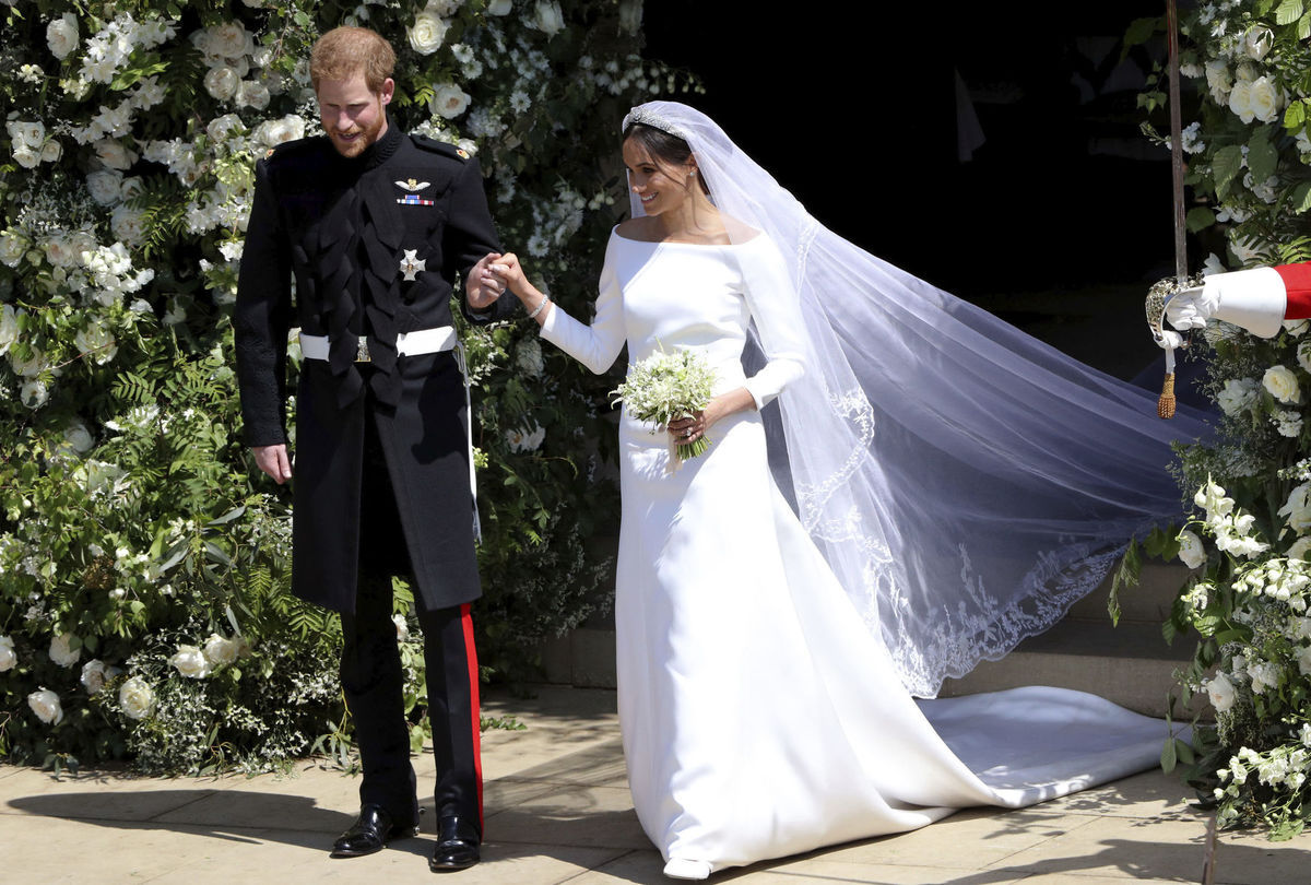 Mladomanželia, princ Harry a Meghan, vychádzajú...