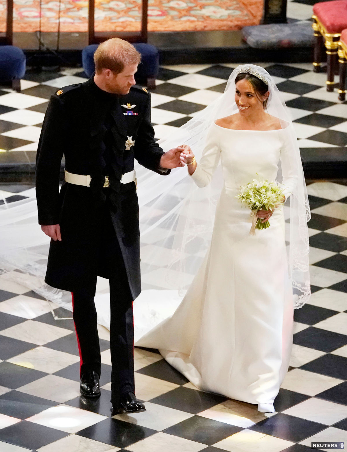 Princ Harry odvádza Meghan Markleovú v šatách z...