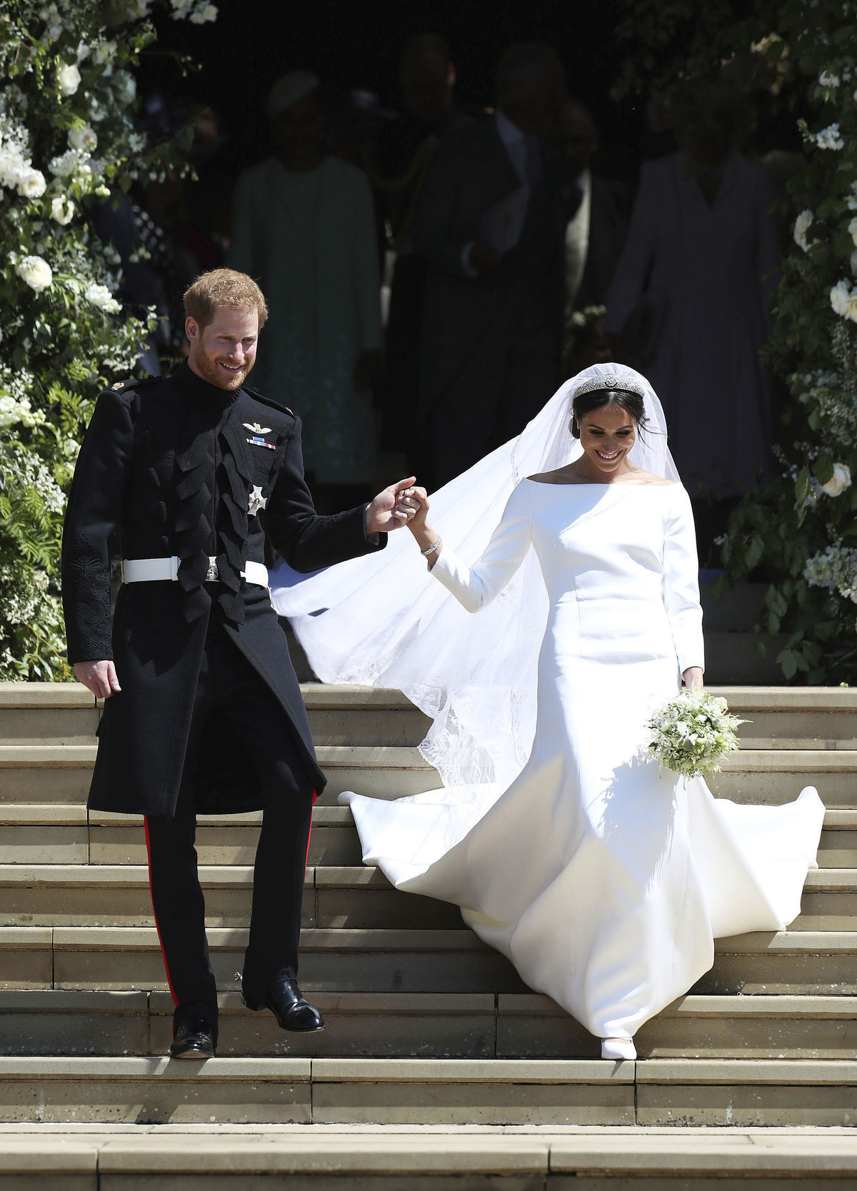 Mladomanželia, princ Harry a Meghan, vychádzajú...