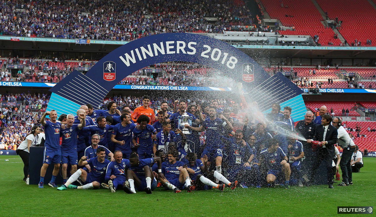 Hráči FC Chelsea s víťaznou trofejou.