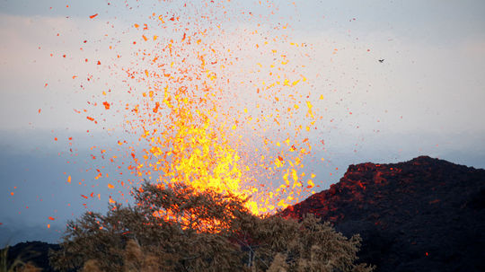 Láva z havajskej sopky Kilauea zničila počas noci až stovky domov