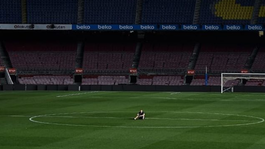 FOTO: Iniesta sedel v strede ihriska o jednej v noci. Sám a potme