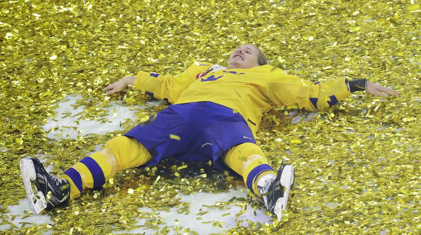 Švédsky obranca Hampus Lindholm leží na...