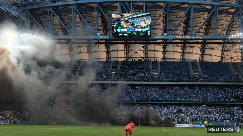 Vyčíňanie fanúšikov Lechu Poznaň počas zápasu s...