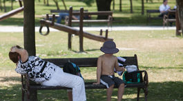 Horúčavy potrápia obyvateľov západného a južného Slovenska, SHMÚ vydal výstrahy