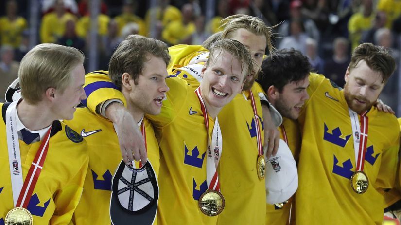 Švédi počas národnej hymny pre víťazov.