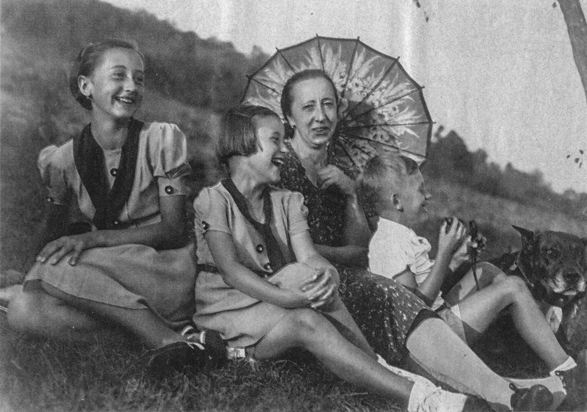 Eva Siracká na snímke z rodinného albumu s...