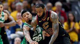 Cleveland vyrovnal sériu, fenomenálny James pokoril ďalší rekord