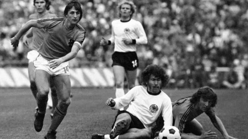 Johan Cruyff (vľavo) a jeho dres s dvomi...