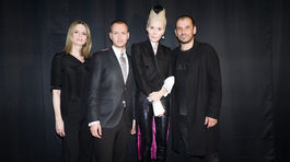 Daphne Guiness (druhá sprava) so štylistkou Zuzanou Kanisovou, Miloshom Harajdom a Jozefom Pavleyem. 