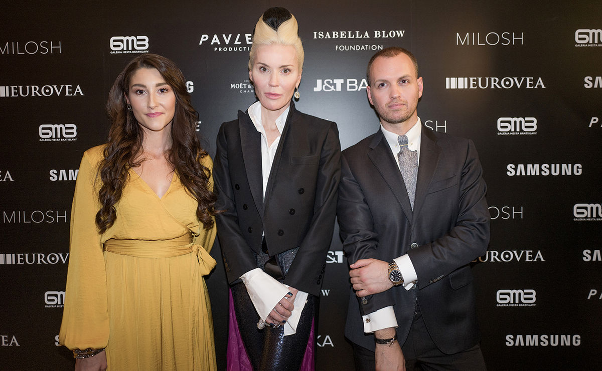 Daphne Guinness (v strede) s kurátorkou výstavy...