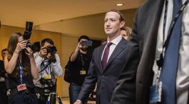 Facebook po škandále bojuje sám so sebou