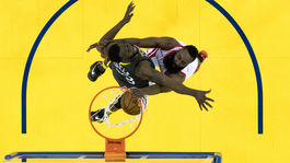 Houston ukončil víťaznú domácu šnúru Golden State a vyrovnal stav série