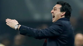 Ruka v ruke. Emery sa stal nástupcom Wengera na poste trénera Arsenalu