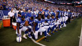 Radikálny krok NFL. Za pokľak bude trestať, hráči majú inú možnosť na protest