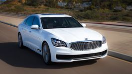 Kia K900: Impozantná vlajková loď má techniku zo Stingera