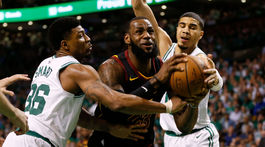 James sa trápil a sen o titule sa mu vzdialil. Boston je krok od finále