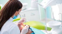 Falošných zubárov a technikov môže byť viac, varuje komora zubných technikov