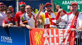 Pred finále tiekla krv. Skupinka Ukrajincov napadla fanúšikov Liverpoolu