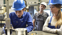 Štát láka 10-tisíc žiakov do fabrík