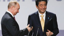 Putin a Abe rokovali o Kurilách a mierovej dohode, telefonovali s kozmonautmi