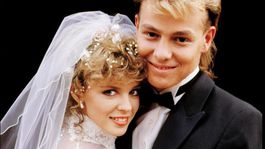 Rok 1985: Speváčka Kylie Minogue a jej kolega Jason Donovan