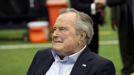 Hospitalizovaný exprezident Bush starší napísal pozitívny tvít o manželke