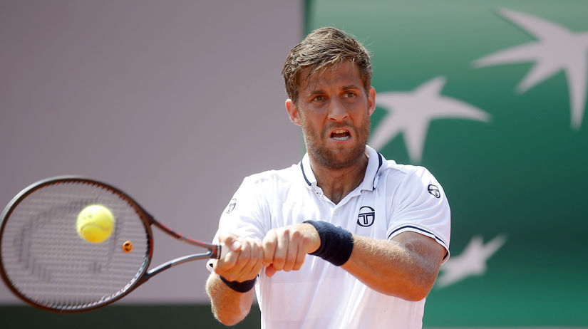 Martin Kližan vracia loptičku Srbovi Lasloovi...