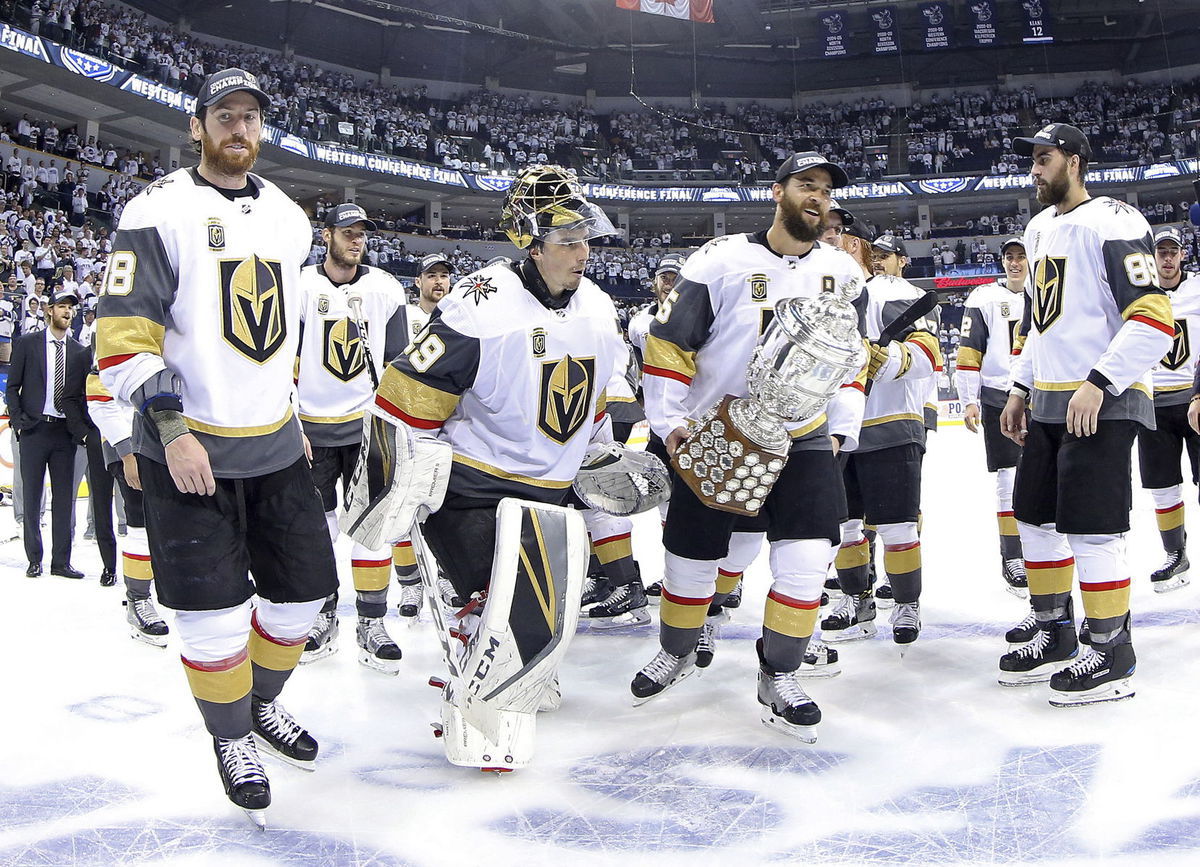 Hráči Vegas Golden Knights oslavujú postup do...