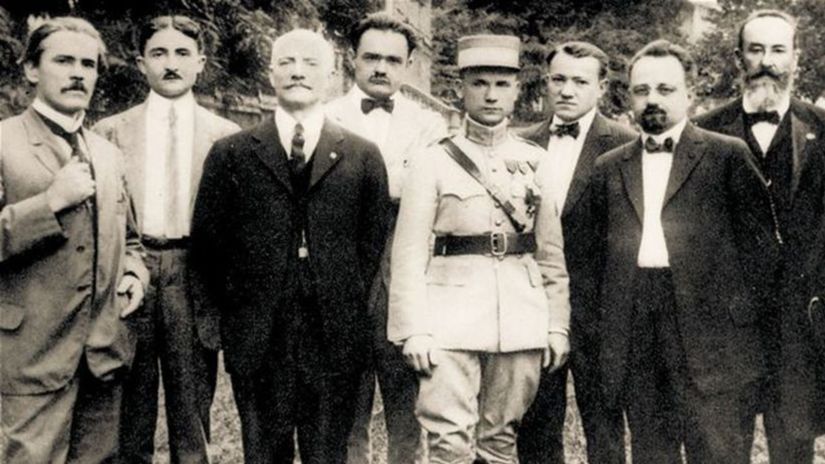 Albert Mamatey (tretí zľava) s M. R. Štefánikom...