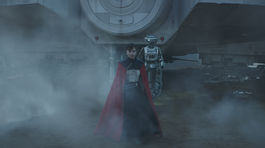 Emilia Clarke na zábere z filmu Solo: A Star Wars Story.
