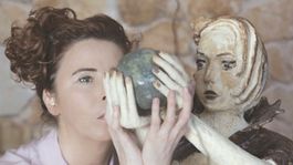 Svetlo je aj za oponou. Príbeh nevidomej sochárky Marianny Machalovej-Jánošíkovej.