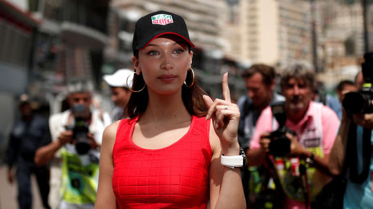 Modelka Bella Hadid pred štartom pretekov v...