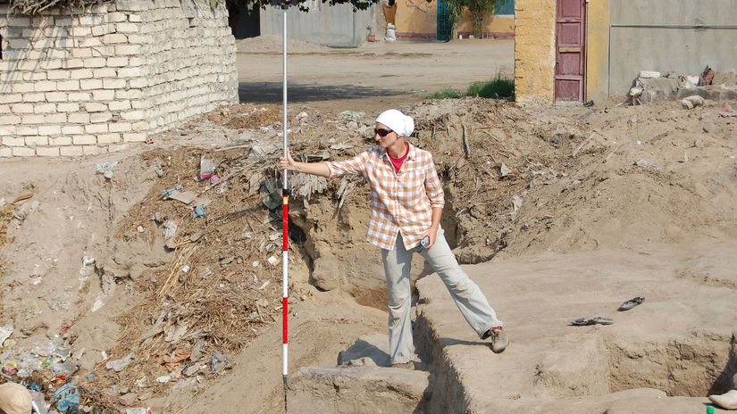 Archeologička v teréne.