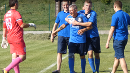 VIDEO: Kuriozita z Poľska. V okresnej súťaži skóroval 71-ročný futbalista